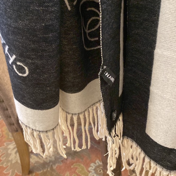 CHANEL NEW silk and cashmere soft oversized scarf shawl black&offwhite - Picture 8 of 11